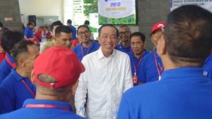 Presiden ke-7 RI Joko Widodo mengenakan kemeja putih khasnya saat berbincang dengan rekan-rekan alumni dalam acara reuni Fakultas Kehutanan UGM angkatan 1980 di Yogyakarta