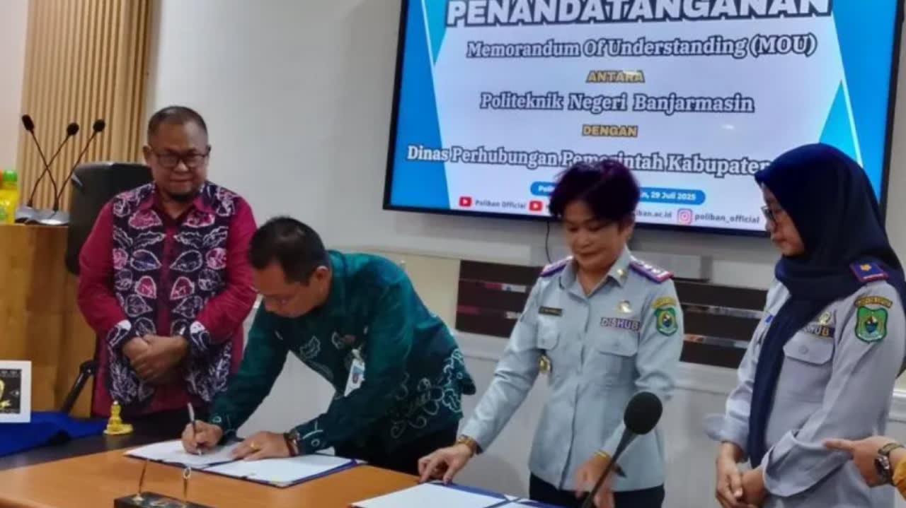 Direktur Poliban Kalsel Joni Riadi dan Kabid Pengembangan dan Keselamatan Dishub Kapuas, Ina Isabela saat penandatanganan MoU terkait kajian kebutuhan perlengkapan jalan di kampus Poliban di Banjarmasin