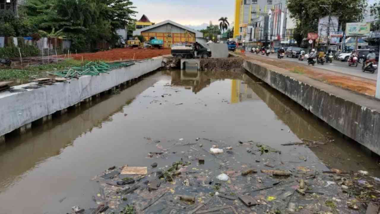 Bagian revitalisasi Sungai Veteran di belakang Kelenteng Soetji Nurani.